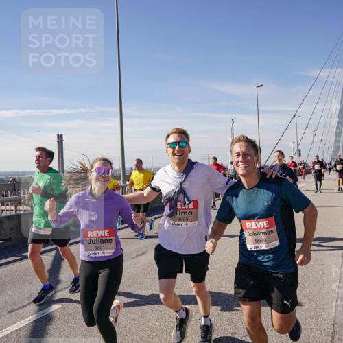 03.10.2025 - Köhlbrandbrückenlauf Michael Burmester http://msf.ph/oto/9102539 03.10.2025 12:47:26 Position 2 6691, 6690, 6689 meine-sportfotos.de