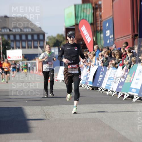 03.10.2025 - Köhlbrandbrückenlauf Jannik Wohlers http://msf.ph/oto/9102544 03.10.2025 12:57:26 Ziel 4150, 4186, 4518, 6015, 6020 meine-sportfotos.de