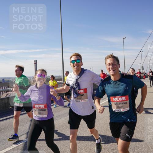 03.10.2025 - Köhlbrandbrückenlauf Michael Burmester http://msf.ph/oto/9102548 03.10.2025 12:47:26 Position 2 6691, 6690, 6689 meine-sportfotos.de