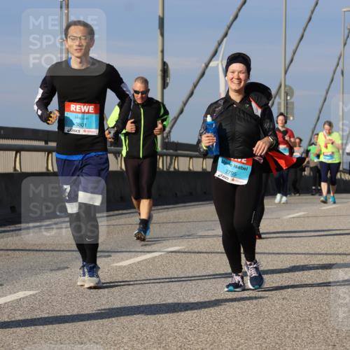 03.10.2025 - Köhlbrandbrückenlauf Strokosch-Dieckow http://msf.ph/oto/9102554 03.10.2025 10:08:55 Position 2 3801, 2795 meine-sportfotos.de