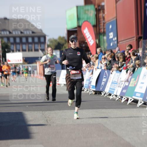 03.10.2025 - Köhlbrandbrückenlauf Jannik Wohlers http://msf.ph/oto/9102555 03.10.2025 12:57:26 Ziel 4150, 4186, 4518, 6015, 6020 meine-sportfotos.de