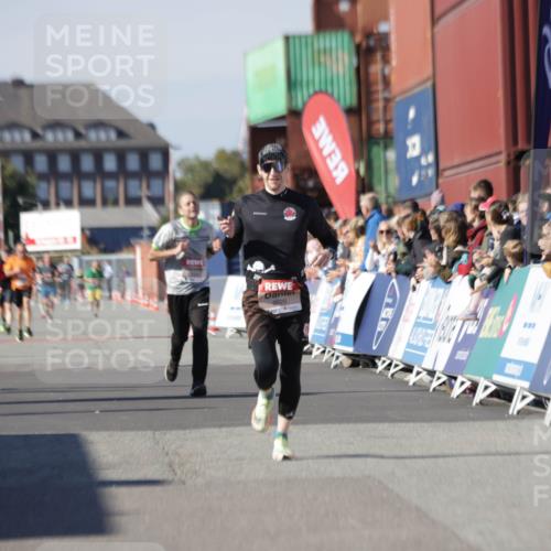 03.10.2025 - Köhlbrandbrückenlauf Jannik Wohlers http://msf.ph/oto/9102564 03.10.2025 12:57:26 Ziel 4150, 4186, 4518, 6015, 6020 meine-sportfotos.de