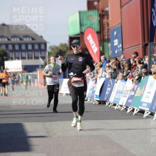 03.10.2025 - Köhlbrandbrückenlauf Jannik Wohlers http://msf.ph/oto/9102574 03.10.2025 12:57:26 Ziel 4150, 4186, 4518, 6015, 6020 meine-sportfotos.de