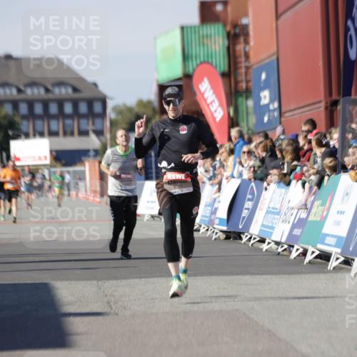 03.10.2025 - Köhlbrandbrückenlauf Jannik Wohlers http://msf.ph/oto/9102583 03.10.2025 12:57:26 Ziel 4150, 4186, 4518, 6015, 6020 meine-sportfotos.de