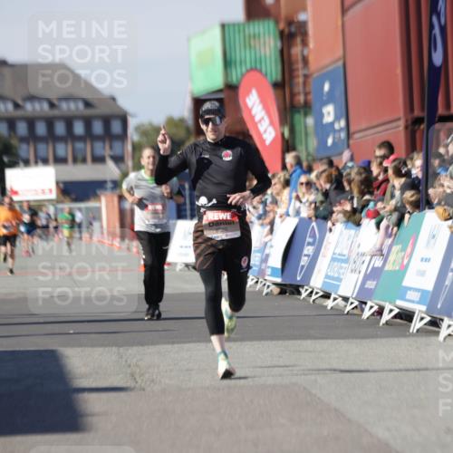 03.10.2025 - Köhlbrandbrückenlauf Jannik Wohlers http://msf.ph/oto/9102600 03.10.2025 12:57:26 Ziel 4150, 4186, 4518, 6015, 6020 meine-sportfotos.de