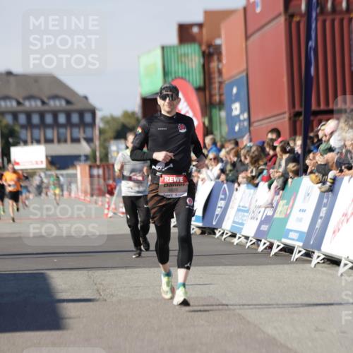 03.10.2025 - Köhlbrandbrückenlauf Jannik Wohlers http://msf.ph/oto/9102629 03.10.2025 12:57:27 Ziel 4150, 4186, 4518, 6015, 6020, 6767 meine-sportfotos.de