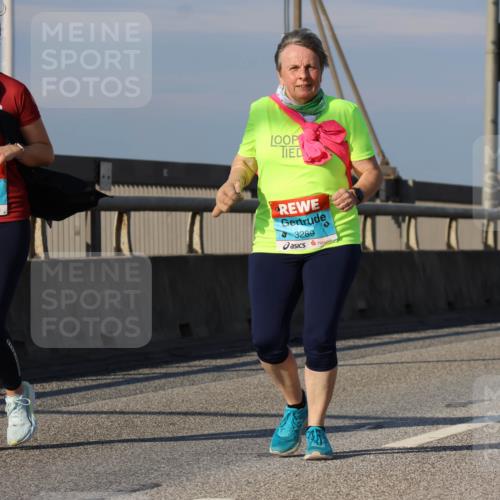 03.10.2025 - Köhlbrandbrückenlauf Strokosch-Dieckow http://msf.ph/oto/9102630 03.10.2025 10:09:06 Position 2 3290, 3289 meine-sportfotos.de