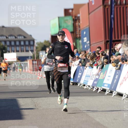 03.10.2025 - Köhlbrandbrückenlauf Jannik Wohlers http://msf.ph/oto/9102639 03.10.2025 12:57:27 Ziel 4150, 4186, 4518, 6015, 6020, 6767 meine-sportfotos.de