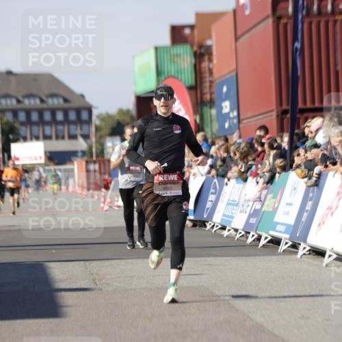 03.10.2025 - Köhlbrandbrückenlauf Jannik Wohlers http://msf.ph/oto/9102649 03.10.2025 12:57:27 Ziel 4150, 4186, 4518, 6015, 6020, 6767 meine-sportfotos.de