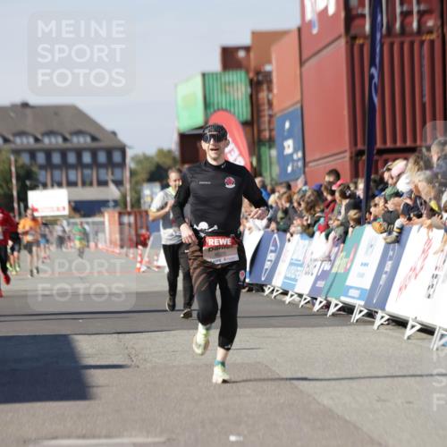 03.10.2025 - Köhlbrandbrückenlauf Jannik Wohlers http://msf.ph/oto/9102660 03.10.2025 12:57:27 Ziel 4150, 4186, 4518, 6015, 6020, 6767 meine-sportfotos.de