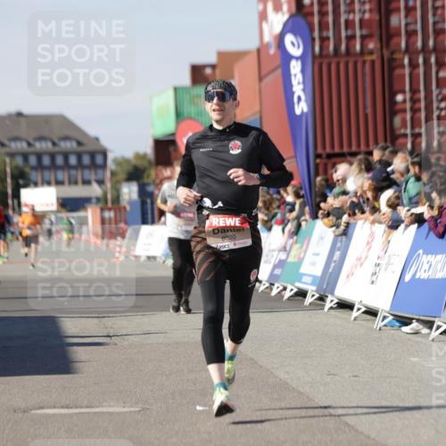 03.10.2025 - Köhlbrandbrückenlauf Jannik Wohlers http://msf.ph/oto/9102673 03.10.2025 12:57:29 Ziel 4105, 4150, 4186, 4518, 6015, 6020, 6122, 6767 meine-sportfotos.de