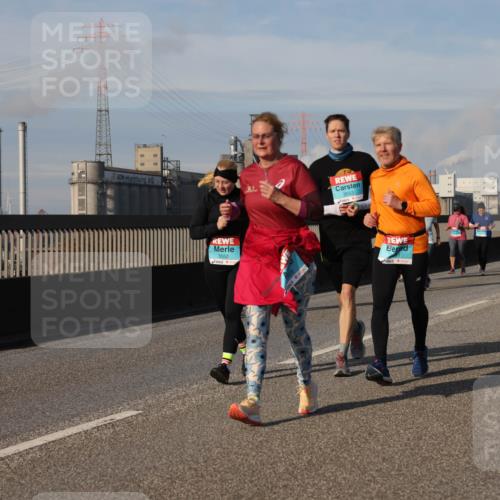 03.10.2025 - Köhlbrandbrückenlauf Lena Gebhardt http://msf.ph/oto/9102677 03.10.2025 10:12:01 Position 2 3552, 3553 meine-sportfotos.de