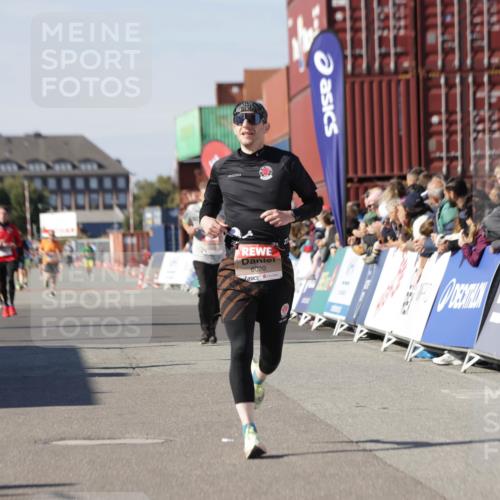 03.10.2025 - Köhlbrandbrückenlauf Jannik Wohlers http://msf.ph/oto/9102683 03.10.2025 12:57:29 Ziel 4105, 4150, 4186, 4518, 6015, 6020, 6122, 6767 meine-sportfotos.de