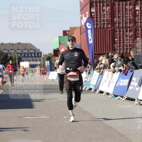 03.10.2025 - Köhlbrandbrückenlauf Jannik Wohlers http://msf.ph/oto/9102692 03.10.2025 12:57:29 Ziel 4105, 4150, 4186, 4518, 6015, 6020, 6122, 6767 meine-sportfotos.de