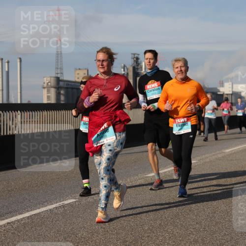 03.10.2025 - Köhlbrandbrückenlauf Lena Gebhardt http://msf.ph/oto/9102693 03.10.2025 10:12:02 Position 2 1988, 3553 meine-sportfotos.de