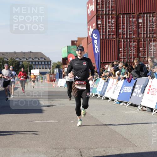03.10.2025 - Köhlbrandbrückenlauf Jannik Wohlers http://msf.ph/oto/9102701 03.10.2025 12:57:29 Ziel 4105, 4150, 4186, 4518, 6015, 6020, 6122, 6767 meine-sportfotos.de