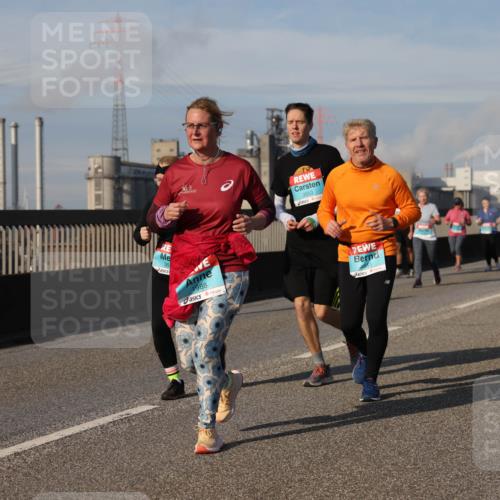 03.10.2025 - Köhlbrandbrückenlauf Lena Gebhardt http://msf.ph/oto/9102706 03.10.2025 10:12:02 Position 2 1988, 3553, 551 meine-sportfotos.de