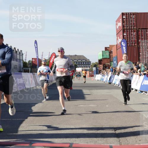 03.10.2025 - Köhlbrandbrückenlauf Jannik Wohlers http://msf.ph/oto/9102707 03.10.2025 12:57:33 Ziel 4032, 4076, 4105, 4518, 6020, 6122, 6767 meine-sportfotos.de