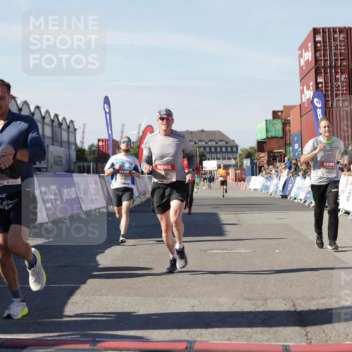 03.10.2025 - Köhlbrandbrückenlauf Jannik Wohlers http://msf.ph/oto/9102739 03.10.2025 12:57:33 Ziel 4032, 4076, 4105, 4518, 6020, 6122, 6767 meine-sportfotos.de