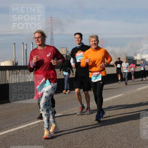 03.10.2025 - Köhlbrandbrückenlauf Lena Gebhardt http://msf.ph/oto/9102741 03.10.2025 10:12:02 Position 2 1988, 3553, 3551 meine-sportfotos.de
