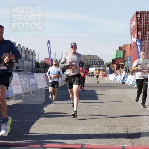 03.10.2025 - Köhlbrandbrückenlauf Jannik Wohlers http://msf.ph/oto/9102756 03.10.2025 12:57:33 Ziel 4032, 4076, 4105, 4518, 6020, 6122, 6767 meine-sportfotos.de