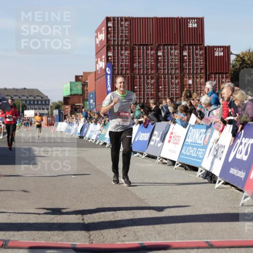 03.10.2025 - Köhlbrandbrückenlauf Jannik Wohlers http://msf.ph/oto/9102784 03.10.2025 12:57:34 Ziel 4032, 4076, 4105, 4518, 6020, 6122, 6767 meine-sportfotos.de