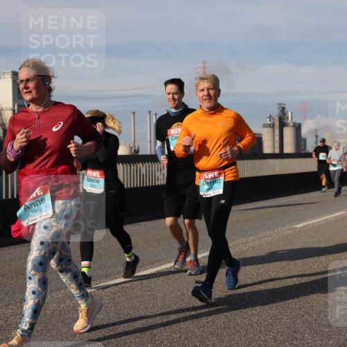 03.10.2025 - Köhlbrandbrückenlauf Lena Gebhardt http://msf.ph/oto/9102809 03.10.2025 10:12:03 Position 2 1988, 3552, 3551 meine-sportfotos.de