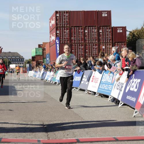 03.10.2025 - Köhlbrandbrückenlauf Jannik Wohlers http://msf.ph/oto/9102812 03.10.2025 12:57:34 Ziel 4032, 4076, 4105, 4518, 6020, 6122, 6767 meine-sportfotos.de