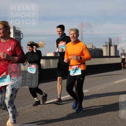 03.10.2025 - Köhlbrandbrückenlauf Lena Gebhardt http://msf.ph/oto/9102817 03.10.2025 10:12:03 Position 2 1988, 3552, 3551 meine-sportfotos.de