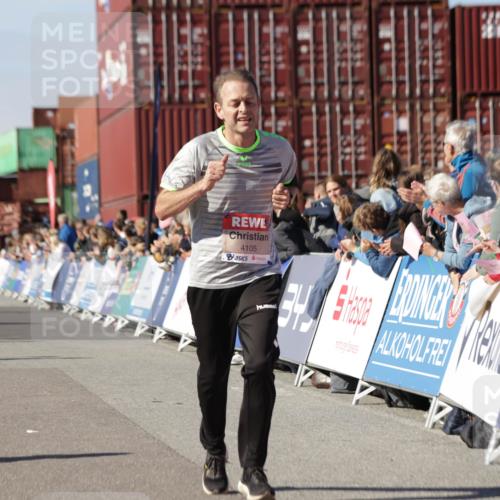 03.10.2025 - Köhlbrandbrückenlauf Jannik Wohlers http://msf.ph/oto/9102842 03.10.2025 12:57:34 Ziel 4032, 4076, 4105, 4518, 6020, 6122, 6767 meine-sportfotos.de