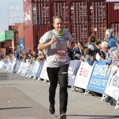 03.10.2025 - Köhlbrandbrückenlauf Jannik Wohlers http://msf.ph/oto/9102852 03.10.2025 12:57:34 Ziel 4032, 4076, 4105, 4518, 6020, 6122, 6767 meine-sportfotos.de