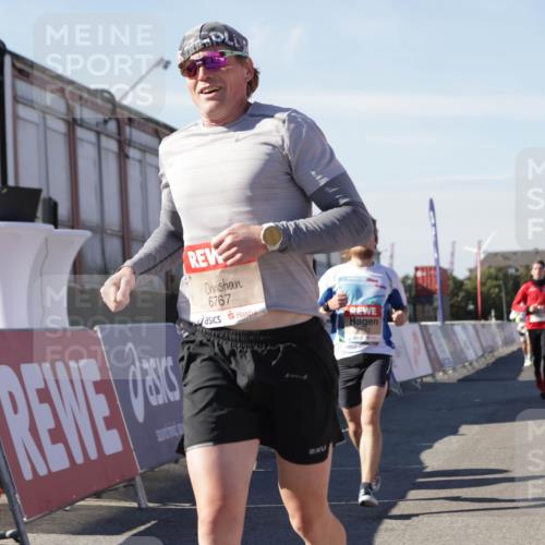 03.10.2025 - Köhlbrandbrückenlauf Jannik Wohlers http://msf.ph/oto/9102860 03.10.2025 12:57:35 Ziel 4032, 4076, 4105, 4518, 6020, 6122, 6767 meine-sportfotos.de
