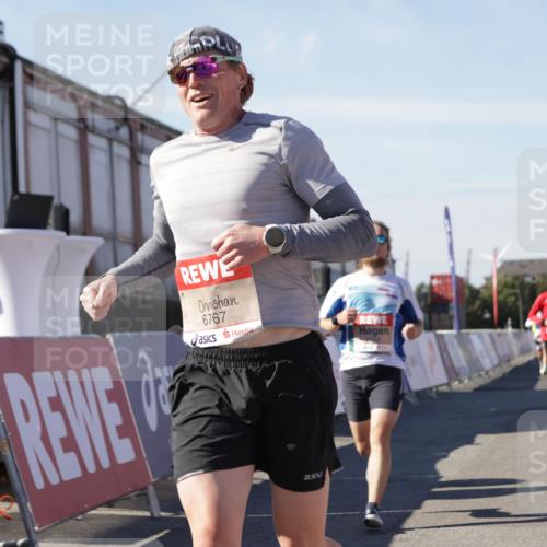 03.10.2025 - Köhlbrandbrückenlauf Jannik Wohlers http://msf.ph/oto/9102865 03.10.2025 12:57:35 Ziel 4032, 4076, 4105, 4518, 6020, 6122, 6767 meine-sportfotos.de
