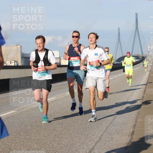 03.10.2025 - Köhlbrandbrückenlauf Lena Gebhardt http://msf.ph/oto/9102873 03.10.2025 09:37:44 Position 2 3153, 1017, 315 meine-sportfotos.de