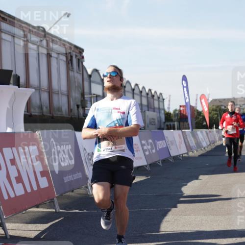 03.10.2025 - Köhlbrandbrückenlauf Jannik Wohlers http://msf.ph/oto/9102901 03.10.2025 12:57:36 Ziel 4032, 4076, 4105, 4518, 6020, 6122, 6767, 6809 meine-sportfotos.de