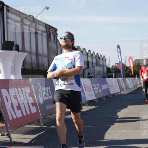 03.10.2025 - Köhlbrandbrückenlauf Jannik Wohlers http://msf.ph/oto/9102923 03.10.2025 12:57:36 Ziel 4032, 4076, 4105, 4518, 6020, 6122, 6767, 6809 meine-sportfotos.de