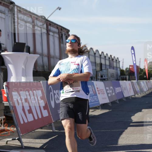 03.10.2025 - Köhlbrandbrückenlauf Jannik Wohlers http://msf.ph/oto/9102938 03.10.2025 12:57:36 Ziel 4032, 4076, 4105, 4518, 6020, 6122, 6767, 6809 meine-sportfotos.de