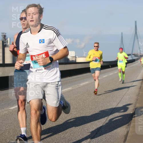 03.10.2025 - Köhlbrandbrückenlauf Lena Gebhardt http://msf.ph/oto/9102942 03.10.2025 09:37:46 Position 2  meine-sportfotos.de