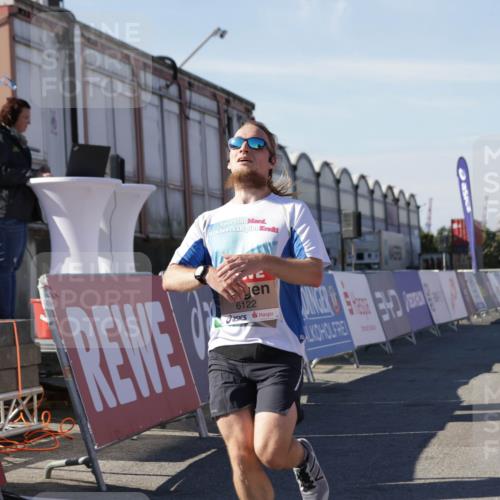 03.10.2025 - Köhlbrandbrückenlauf Jannik Wohlers http://msf.ph/oto/9102943 03.10.2025 12:57:36 Ziel 4032, 4076, 4105, 4518, 6020, 6122, 6767, 6809 meine-sportfotos.de