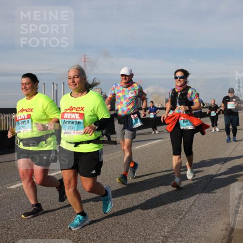 03.10.2025 - Köhlbrandbrückenlauf Lena Gebhardt http://msf.ph/oto/9102991 03.10.2025 10:12:07 Position 2 2738, 2741, 2600 meine-sportfotos.de