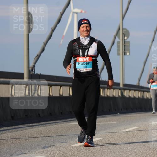 03.10.2025 - Köhlbrandbrückenlauf Strokosch-Dieckow http://msf.ph/oto/9103016 03.10.2025 10:10:59 Position 2 1928, 25 meine-sportfotos.de