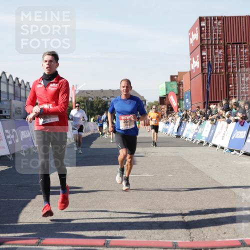 03.10.2025 - Köhlbrandbrückenlauf Jannik Wohlers http://msf.ph/oto/9103030 03.10.2025 12:57:39 Ziel 4032, 4037, 4076, 4105, 4518, 6020, 6122, 6767, 6809 meine-sportfotos.de