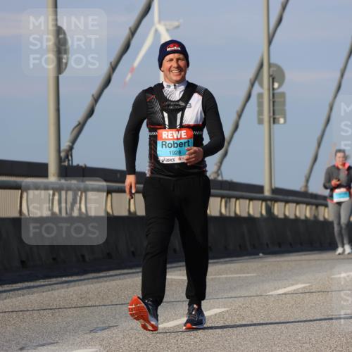 03.10.2025 - Köhlbrandbrückenlauf Strokosch-Dieckow http://msf.ph/oto/9103031 03.10.2025 10:10:59 Position 2 1928, 2507 meine-sportfotos.de