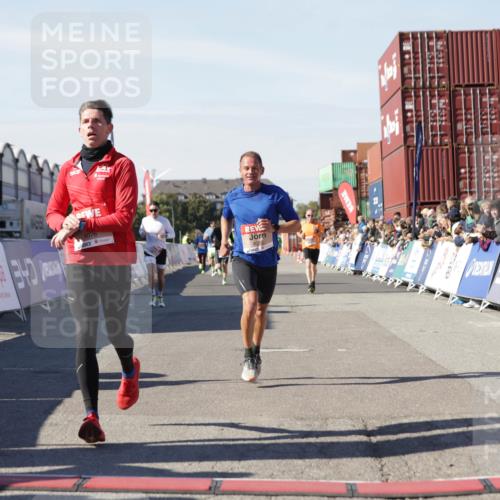 03.10.2025 - Köhlbrandbrückenlauf Jannik Wohlers http://msf.ph/oto/9103034 03.10.2025 12:57:39 Ziel 4032, 4037, 4076, 4105, 4518, 6020, 6122, 6767, 6809 meine-sportfotos.de