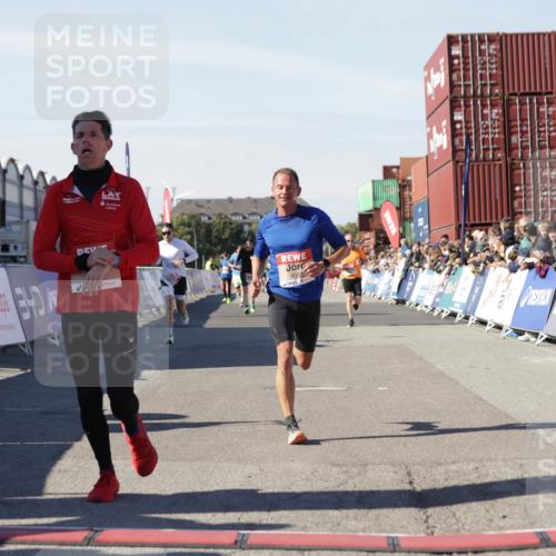 03.10.2025 - Köhlbrandbrückenlauf Jannik Wohlers http://msf.ph/oto/9103062 03.10.2025 12:57:39 Ziel 4032, 4037, 4076, 4105, 4518, 6020, 6122, 6767, 6809 meine-sportfotos.de