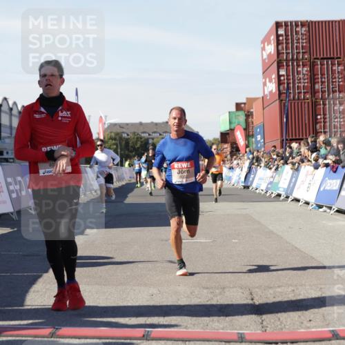 03.10.2025 - Köhlbrandbrückenlauf Jannik Wohlers http://msf.ph/oto/9103070 03.10.2025 12:57:39 Ziel 4032, 4037, 4076, 4105, 4518, 6020, 6122, 6767, 6809 meine-sportfotos.de