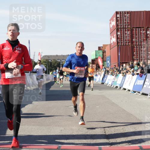 03.10.2025 - Köhlbrandbrückenlauf Jannik Wohlers http://msf.ph/oto/9103094 03.10.2025 12:57:39 Ziel 4032, 4037, 4076, 4105, 4518, 6020, 6122, 6767, 6809 meine-sportfotos.de