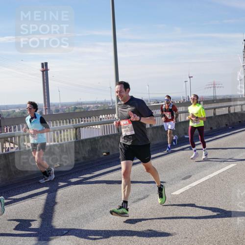 03.10.2025 - Köhlbrandbrückenlauf Michael Burmester http://msf.ph/oto/9103115 03.10.2025 12:47:47 Position 2 11, 4448, 4858 meine-sportfotos.de