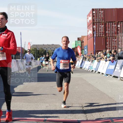 03.10.2025 - Köhlbrandbrückenlauf Jannik Wohlers http://msf.ph/oto/9103119 03.10.2025 12:57:39 Ziel 4032, 4037, 4076, 4105, 4518, 6020, 6122, 6767, 6809 meine-sportfotos.de