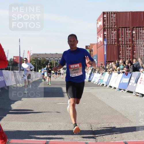 03.10.2025 - Köhlbrandbrückenlauf Jannik Wohlers http://msf.ph/oto/9103144 03.10.2025 12:57:39 Ziel 4032, 4037, 4076, 4105, 4518, 6020, 6122, 6767, 6809 meine-sportfotos.de